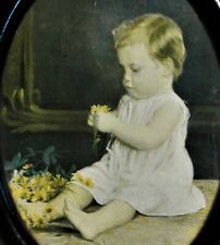 KLEINES MÄDCHEN SPIELT MIT